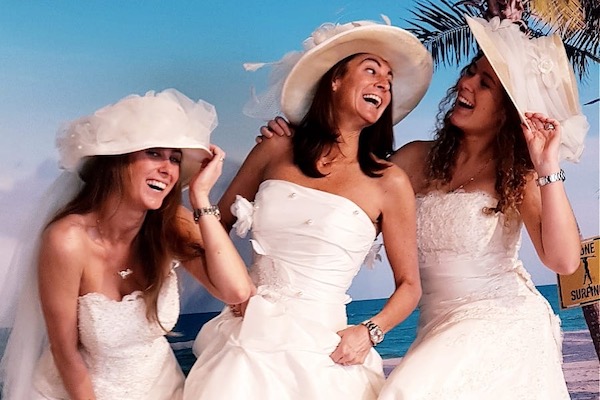 Wedding Company - Trouwjurk passen voor de lol: Tropische trouwfoto