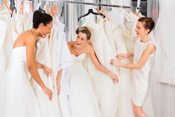 Wedding Company - Trouwjurk passen voor de lol: De Ultieme Brides for Fun pasbeleving