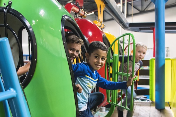 De lange monorailbaan gaat door het hele speelparadijs