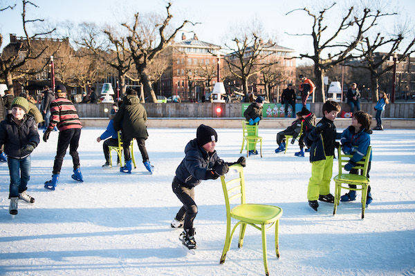 Hulp tijdens het schaatsen