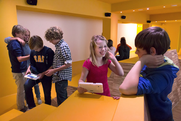 Kinderen hebben plezier op de tablets