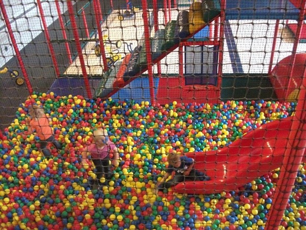 Speelcircus Bambini: Glijden, gooien en verstoppen in de ballenbak