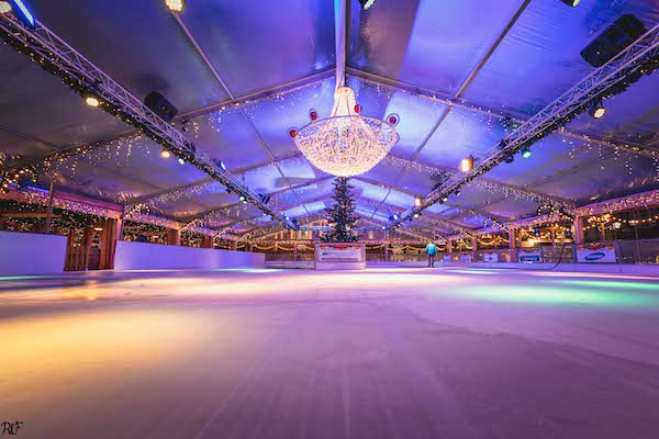 Tilburgs Winterparadijs: Prachtig versierde schaatsbaan