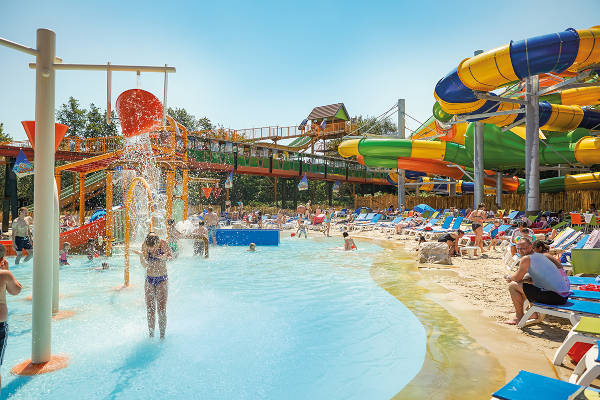 Heerlijk met water spelen in de waterspeeltuin van Attractiepark Slagharen