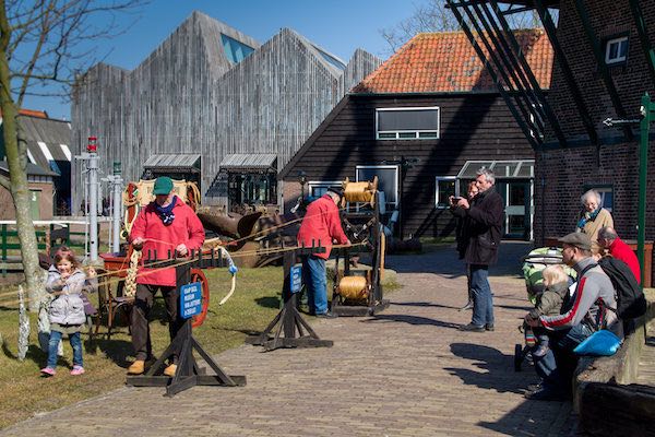 Museum Kaap Skil: Aan touwen werken