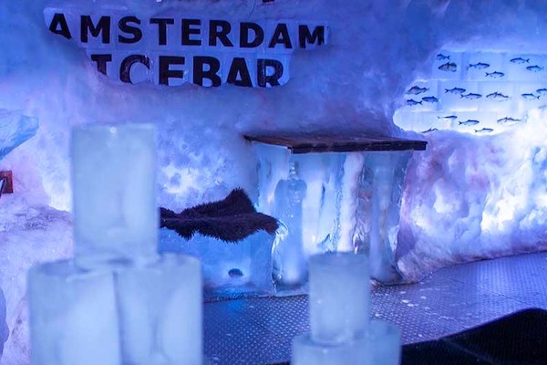 Geniet van een lekker drankje in de ijskoude bar in Amsterdam