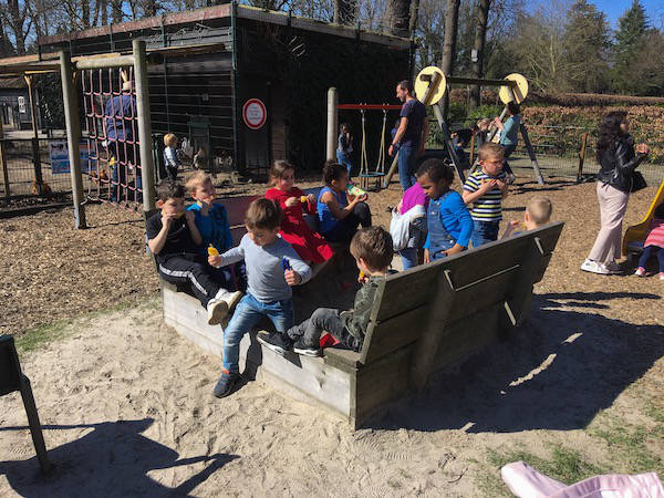 Kasteel Kinderboerderij: IJsje in de speeltuin