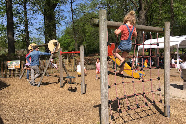 Kasteel Kinderboerderij: Klimmen en klauteren in de speeltuin