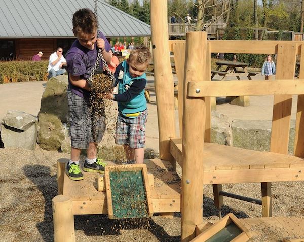 Takelen, graven en spetteren in de nieuwe speeltuin