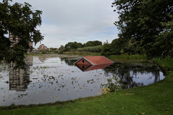 Huis onderwater tijdens jaarfeest