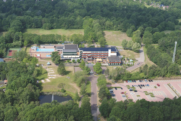 Fletcher Wellness-Hotel De Hunzebergen: Hotel vanuit de lucht