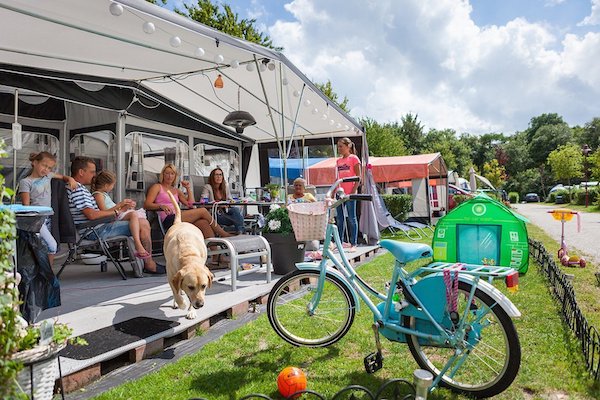 Oostappen Vakantiepark Prinsenmeer: Familie aan het ontspannen