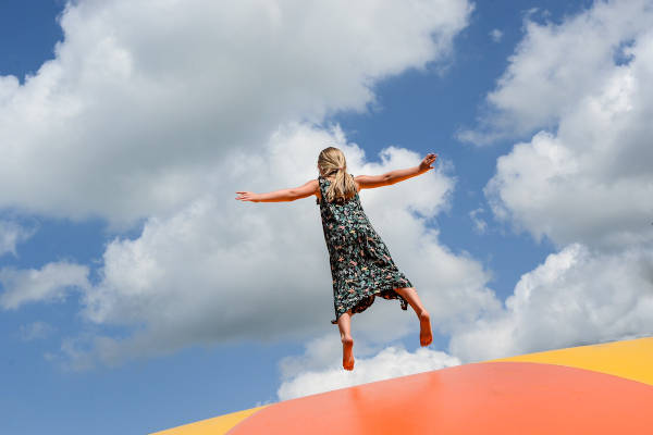 Meisje springt op airtrampoline