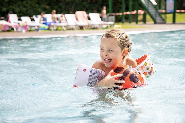 Spelen in het buitenbad