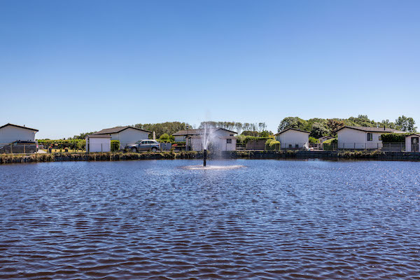 Vakantiehuisje aan het water