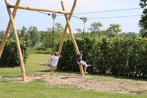 Recreatiepark Duinhoeve: Kinderen gaan naar de kabelbaan