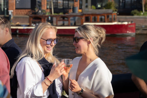 Drankje drinken op de boot