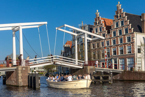 Onder de brug door