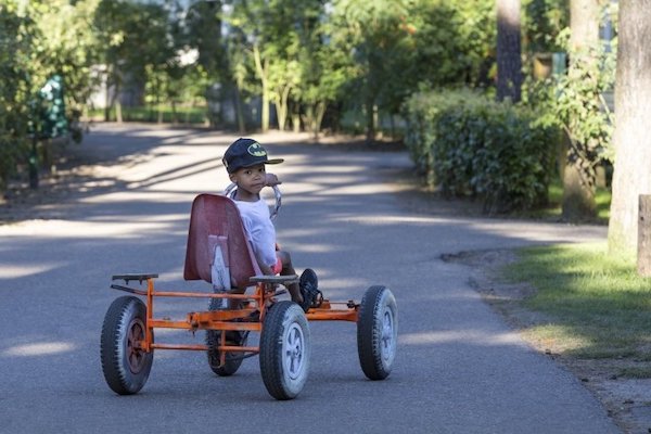 Jongetje op een skelter