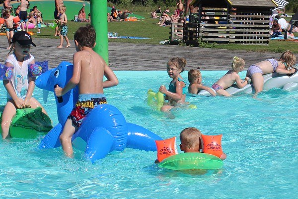 Buitenzwembad met kinderbad