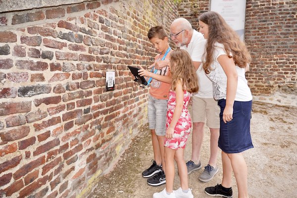 Verken het kasteel door middel van het volgen van de route op de tablet