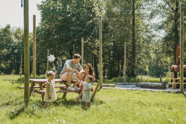 Zitten op de picknick tafel
