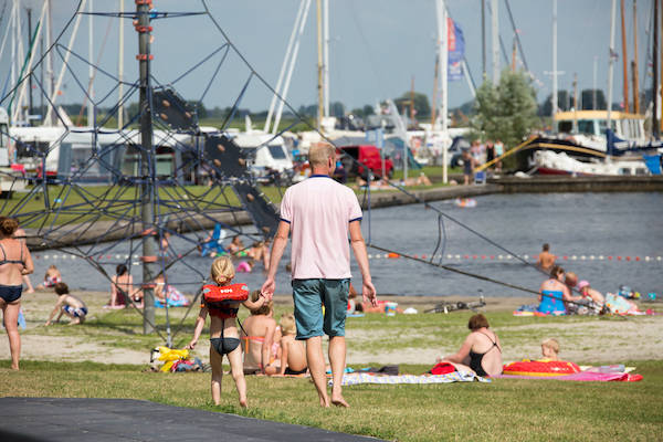 Spelen, zonnen en zwemmen