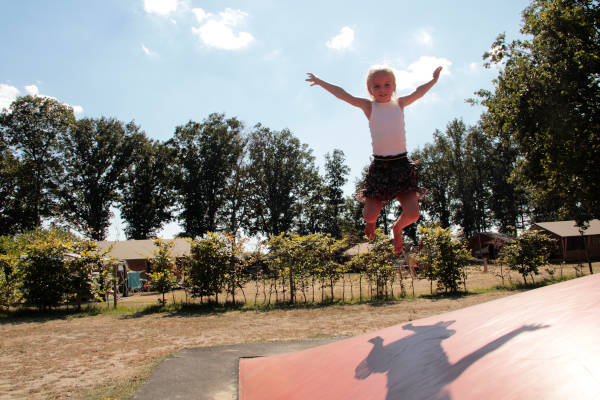 Meisje springt op het springkussen