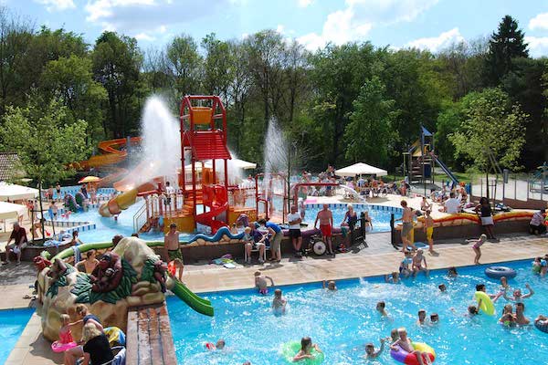 Buitenzwembad met waterpark