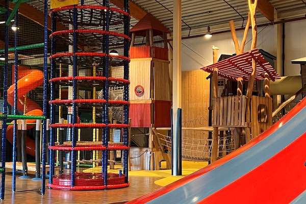 Ga samen met je vrienden en vriendinnen spelen in het super grote indoor speelpark