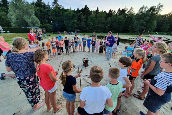 Camping 't Veld: Gezellig vuurtje op het strandje