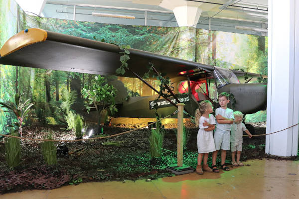World of Dinos: Kinderen nemen een kijkje bij het vliegtuig