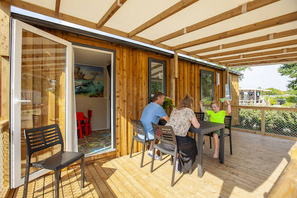 Spelletjes spelen onder de veranda