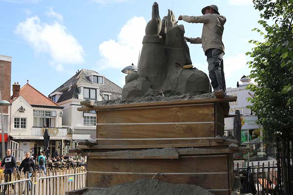 EK zandsculpturen 2020: Kunstenaar aan het werk