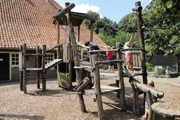 Spelen in de speeltuin van Dierenpark de Oliemeulen