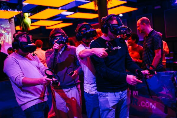A’DAM VR GAME & RACE PARK: Samen een VR game spelen