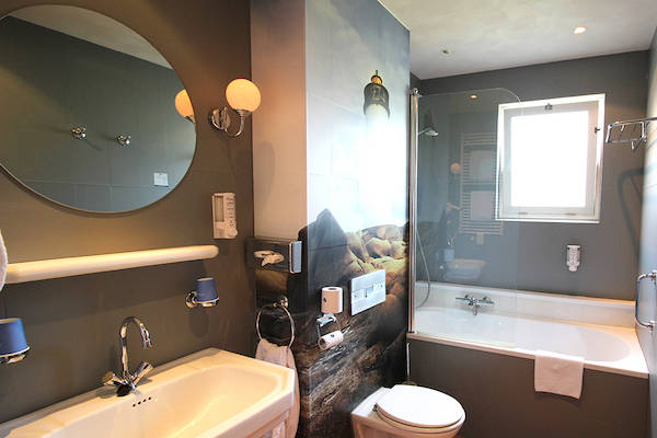 Fletcher Hotel De Witte Raaf: Badkamer