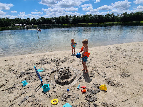 Waterpret en speel op het strandje