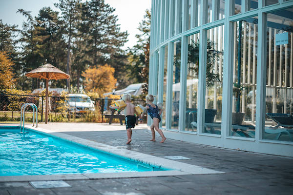 Waterpret bij het zwembad