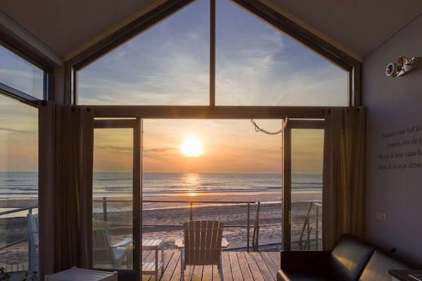 Strandhuisjes Julianadorp: De zonsondergang vanuit het huisje