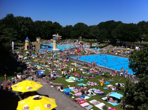 Waterspeelpark Splesj: Druk maar gezellig buitenbad