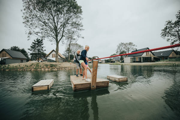 Samen spelen op het vlot in de vijver