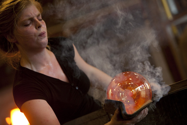 Nationaal Glasmuseum: Marinke van Zandwijk aan het werk