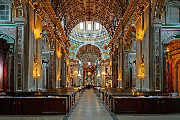 De Basiliek is een geschaalde kopie van de St. Pieter in Rome