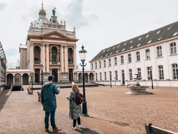 Mooi gebouw met een plein