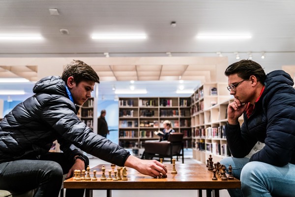 Schaken tussen de boeken