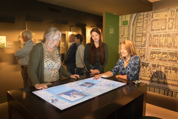 Vermeer Centrum Delft: Multimedia tafel bekijken