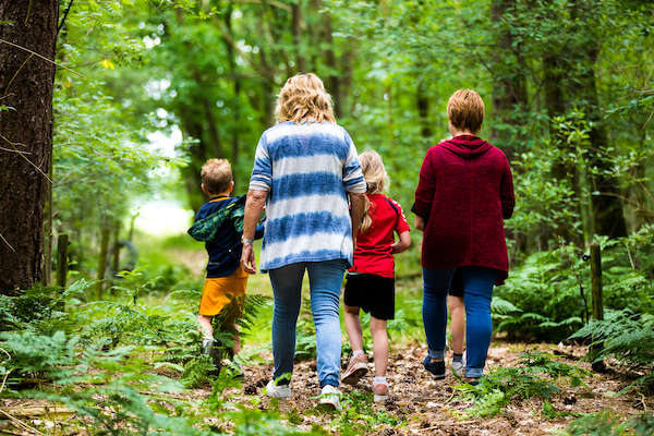 Familie boswandeling