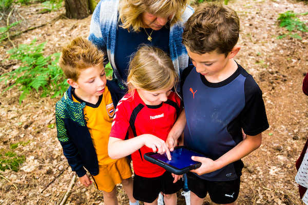 Tablet spelletjes in het bos