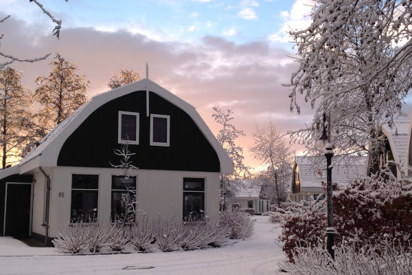 Huisje in de sneeuw